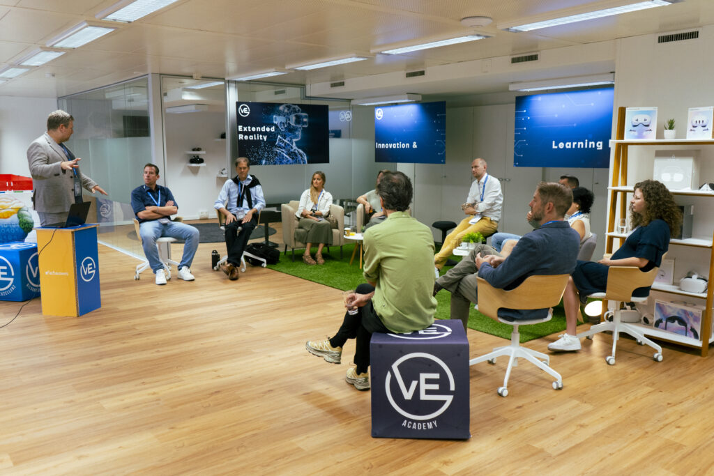 Gruppe sitzt im Kreis an einem Event im Innovation & Learning Lab